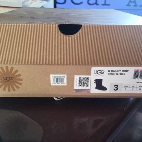 Bailey Bow Uggs - Picture 4 of 4